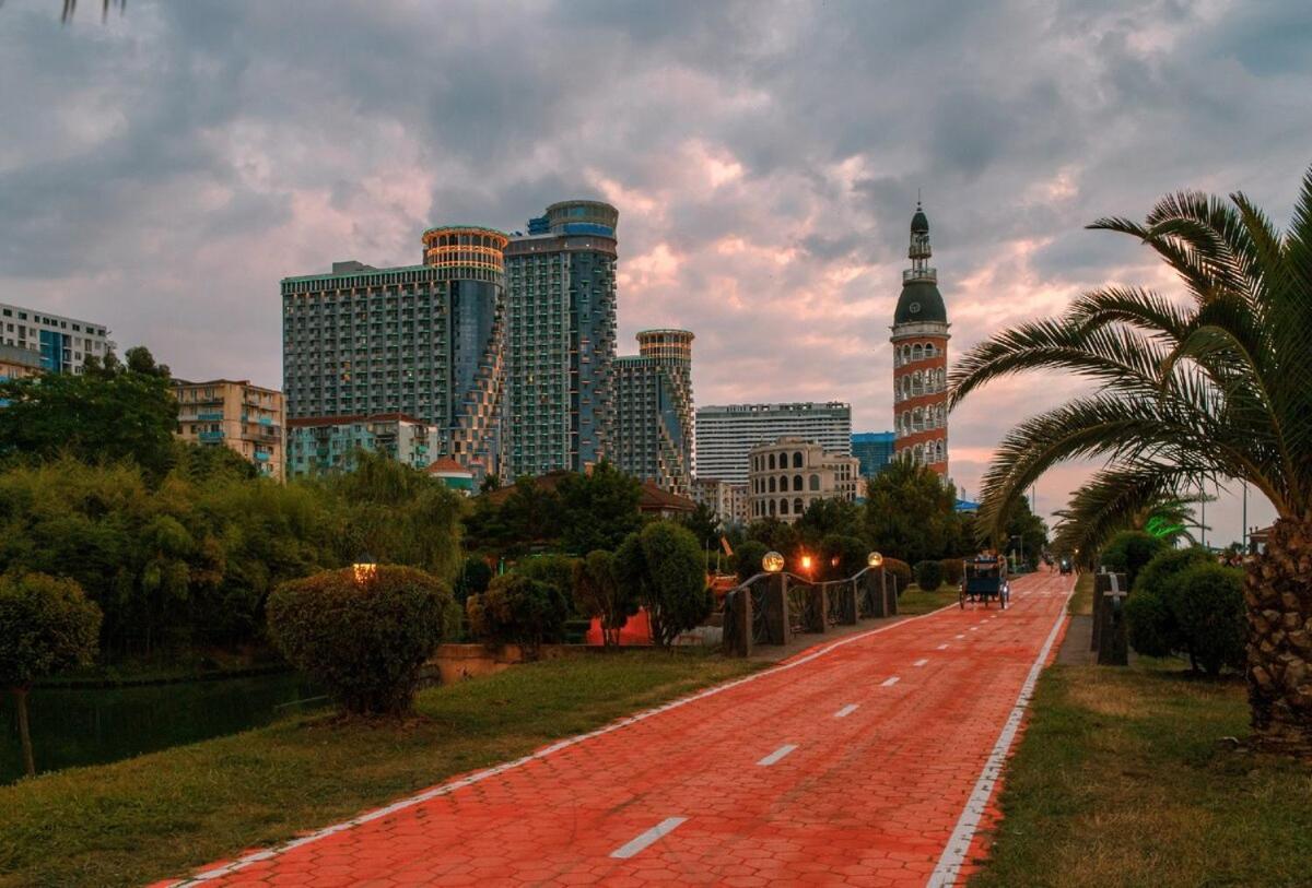 Orbit City Batumi Hotel Bagian luar foto