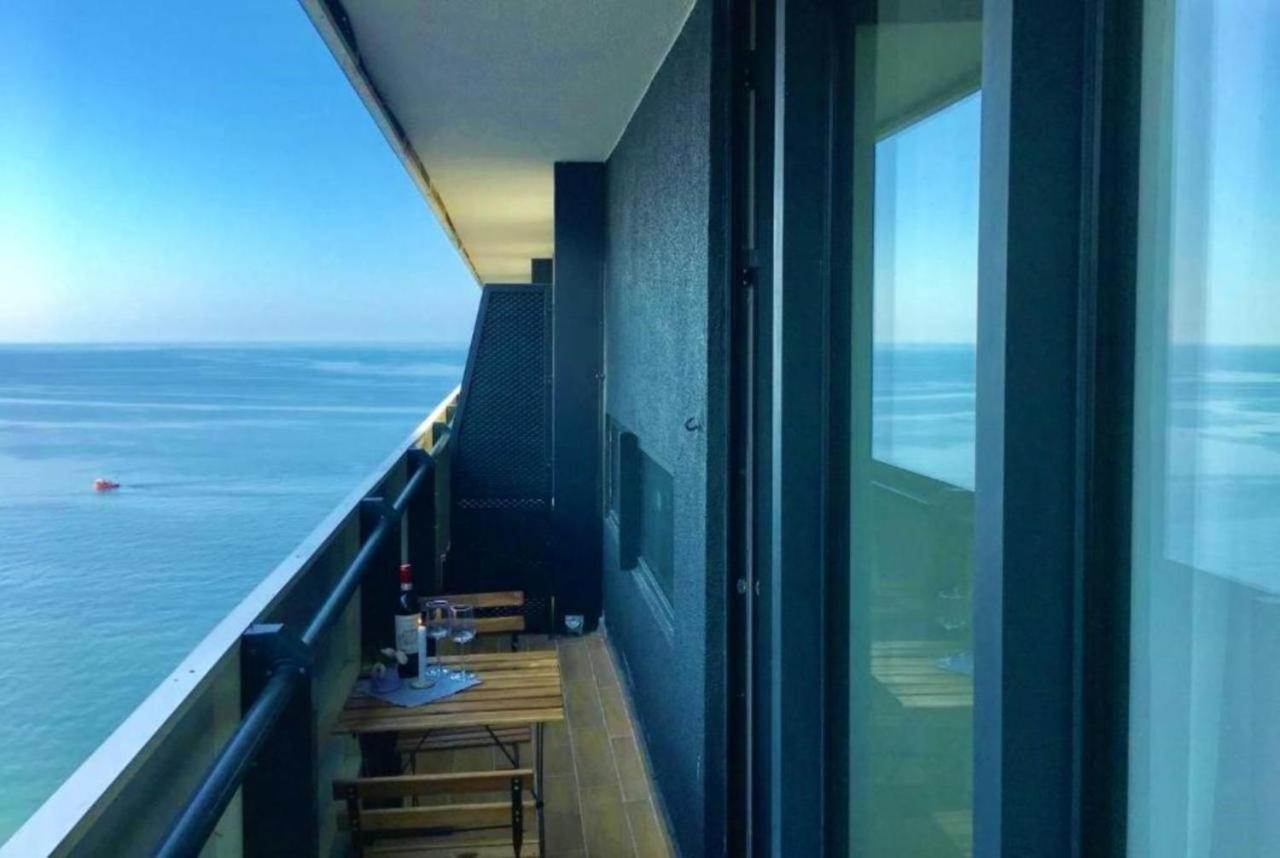 Orbit City Batumi Hotel Bagian luar foto