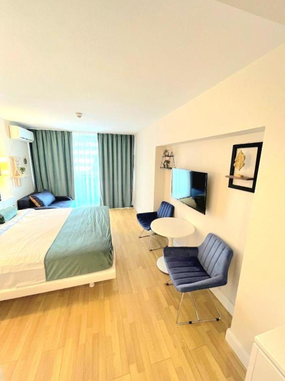Orbit City Batumi Hotel Bagian luar foto